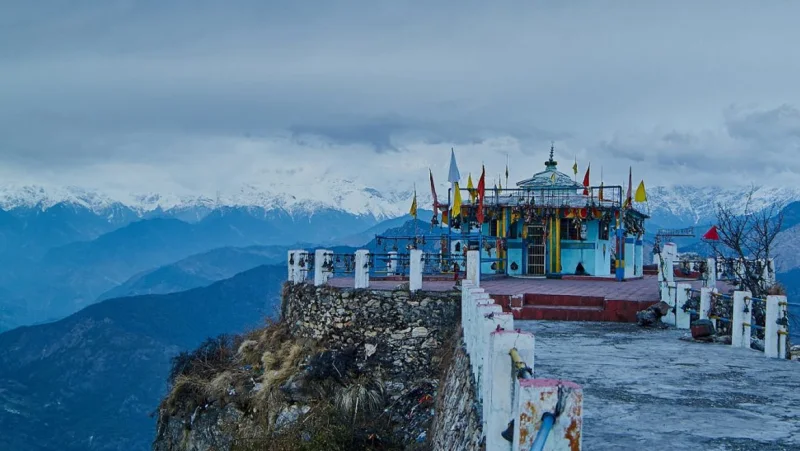 उत्तराखंड : बेहद खूबसूरत है पर्वत पर बसा कार्तिक स्वामी मंदिर, यहां कार्तिक ने भगवान शिव को समर्पित की थी अपनी हड्डियां,