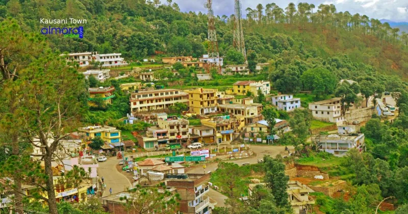 Kausani town and the surrounding hills. From the UttaraPedia image archive.