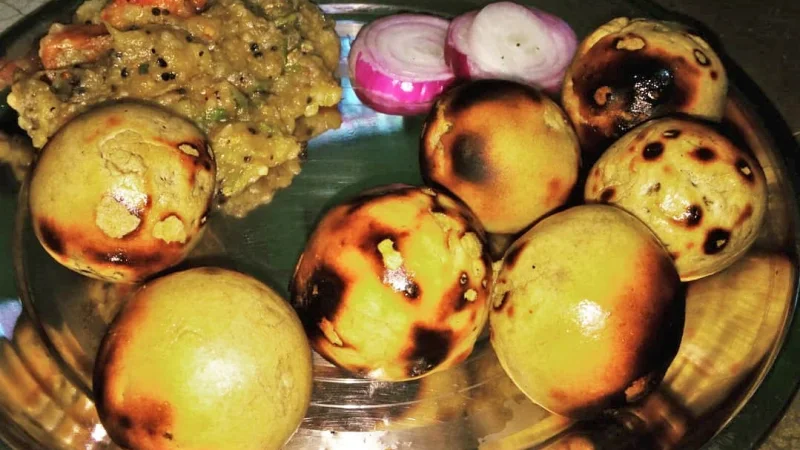 लिट्टी चोखा, समान मंगाया, घर में बनाया, पसंद भी आया पर फिर कभी दोबारा नहीं आजमाया।