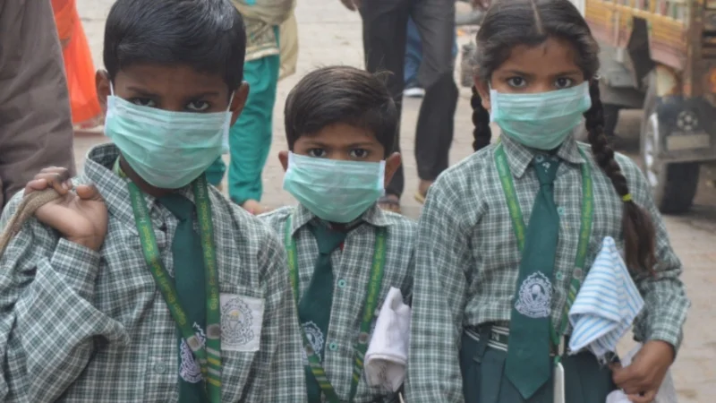 बिना मास्क और सेनेटाइजेशन के नहीं मिलेगी स्कूल में एंट्री: कोरोना ने बदली स्कूली जिंदगी
